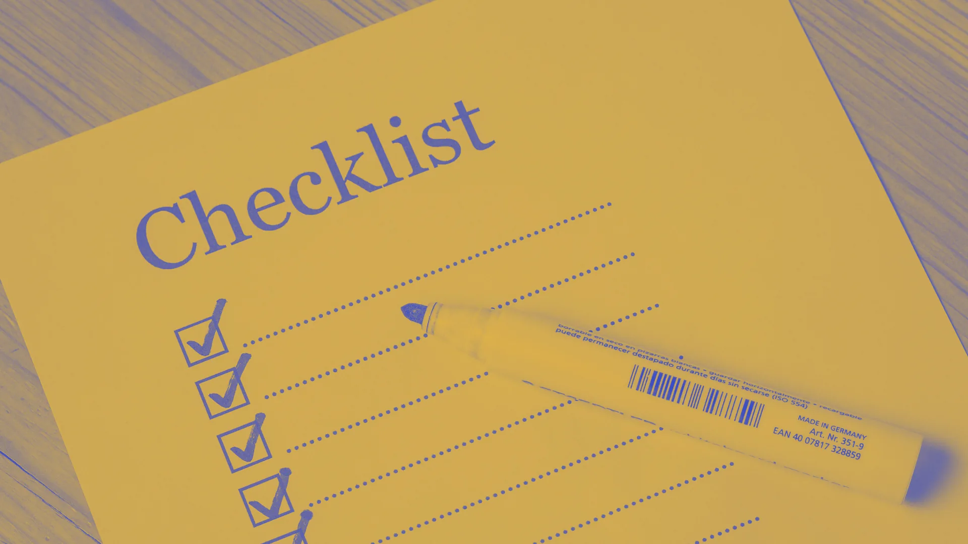 Checklist spuntata a mano accanto a un pennarello