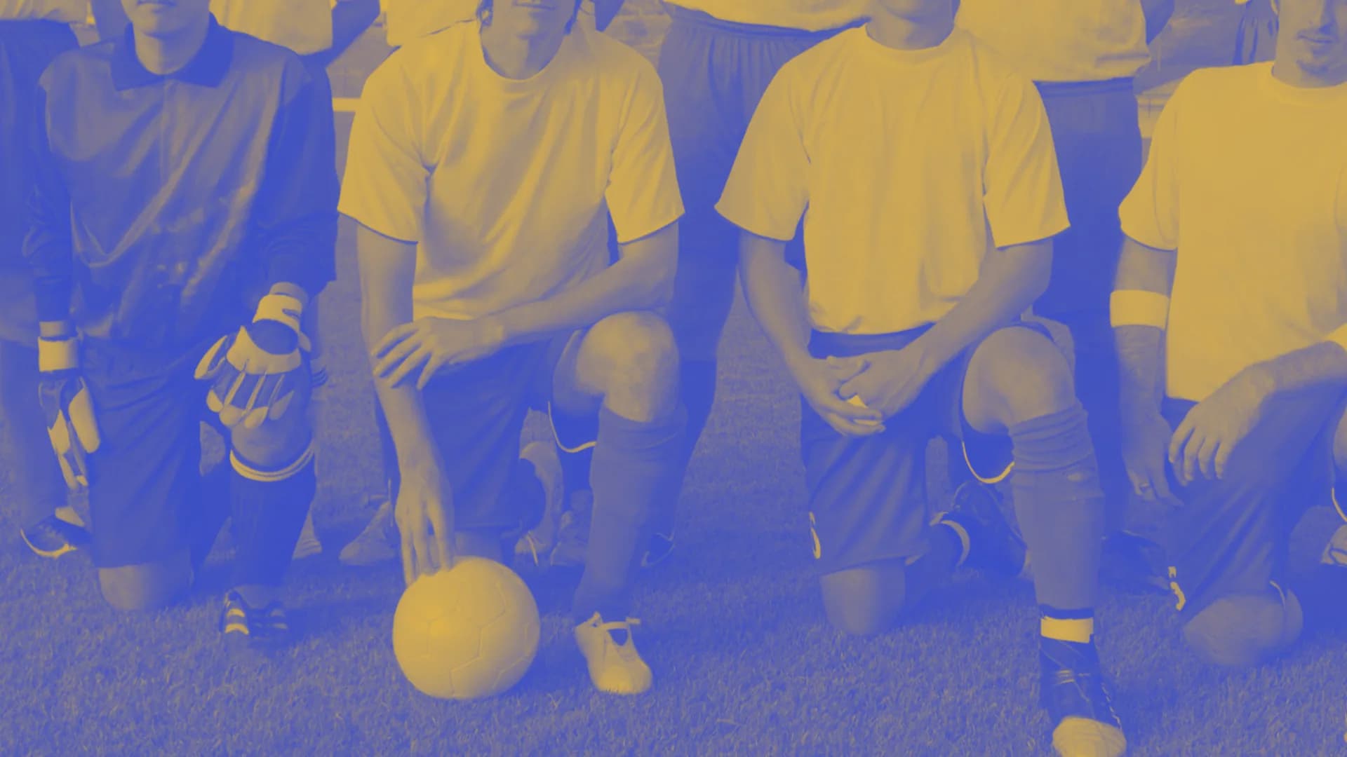 Squadra di calcio schierata sul campo prima della partita