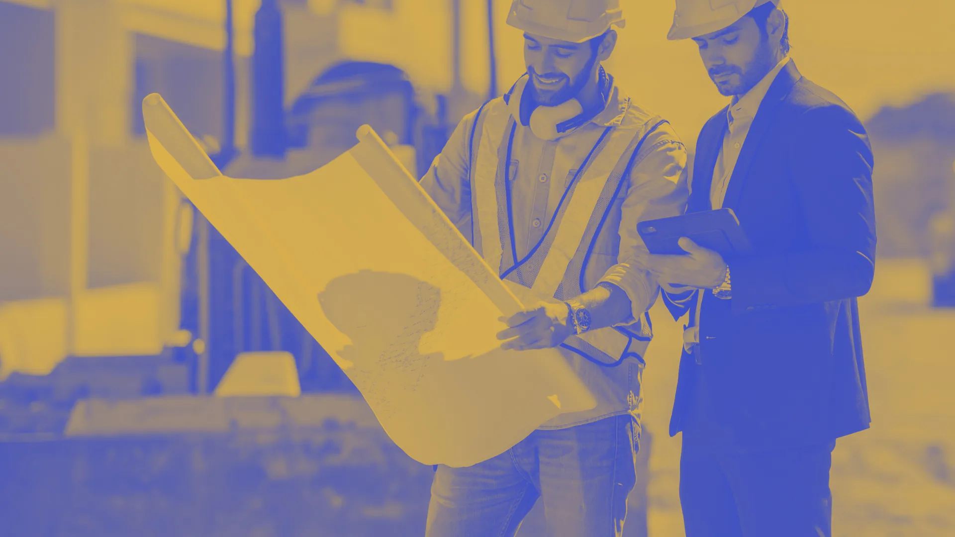 Tecnico e responsabile di cantiere consultano una planimetria