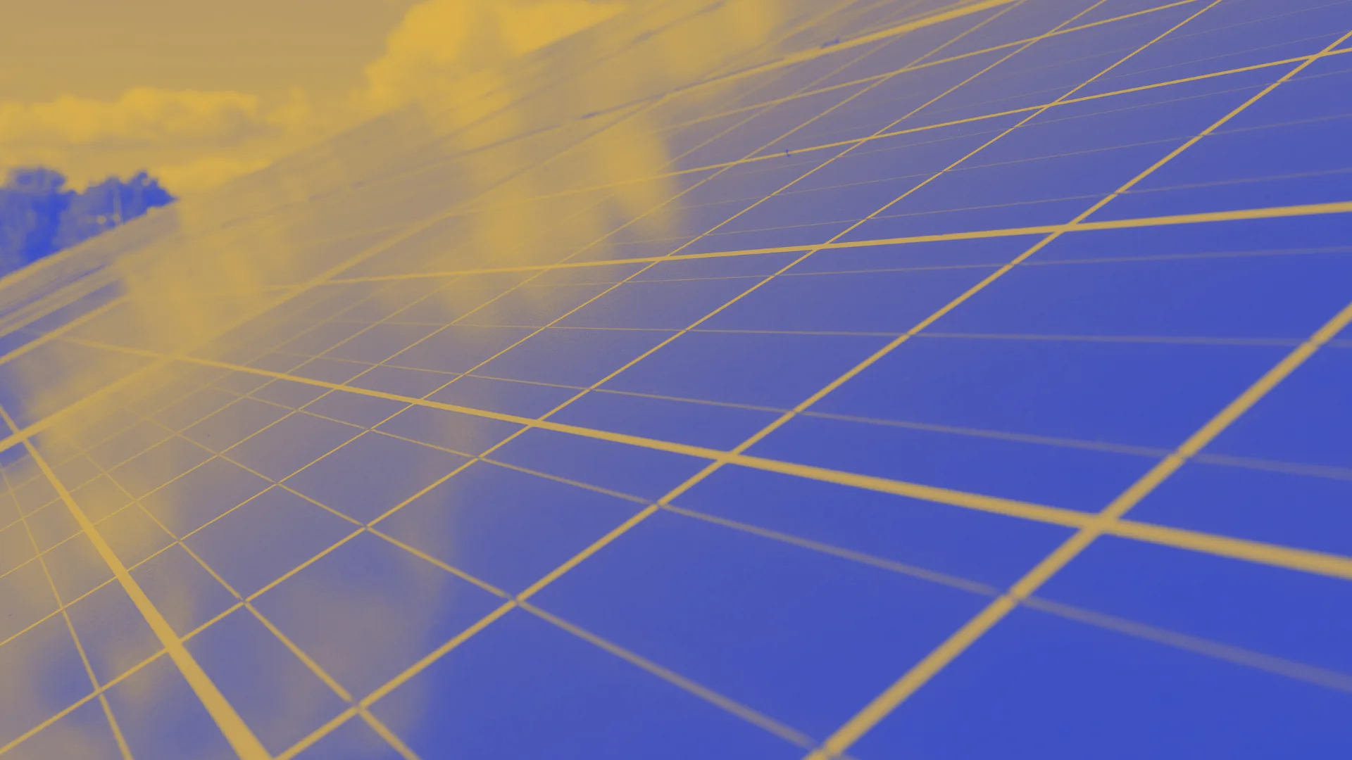 Distesa di pannelli fotovoltaici sotto il cielo